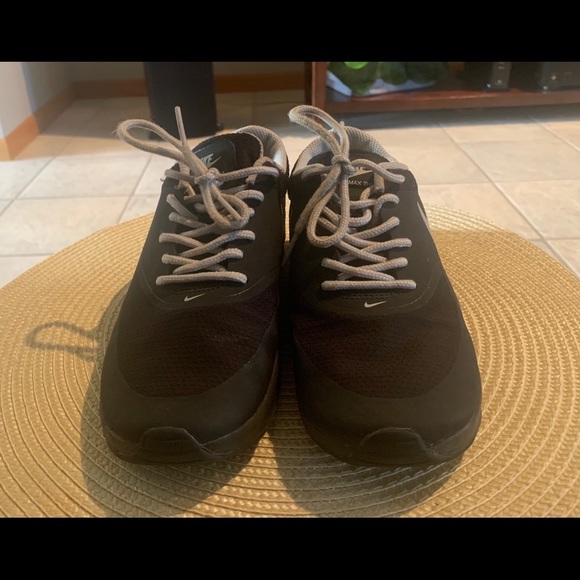 Big boys sz 4y Nike Air black with white - Picture 3 of 4